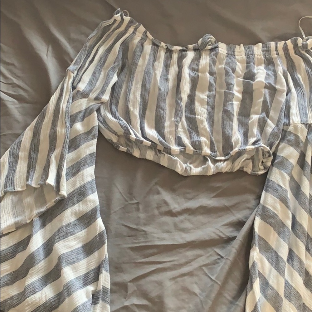 Cropped off the shoulder belle sleeve